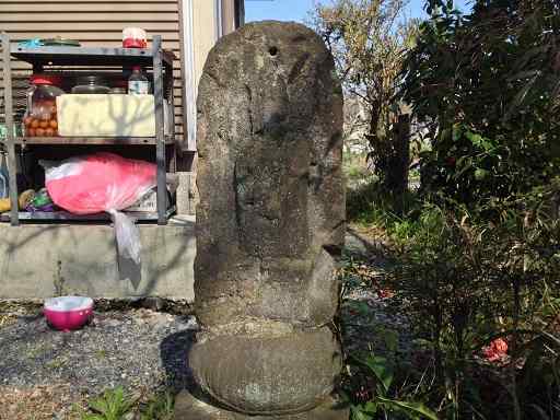 民家の敷地内に建っているお地蔵様