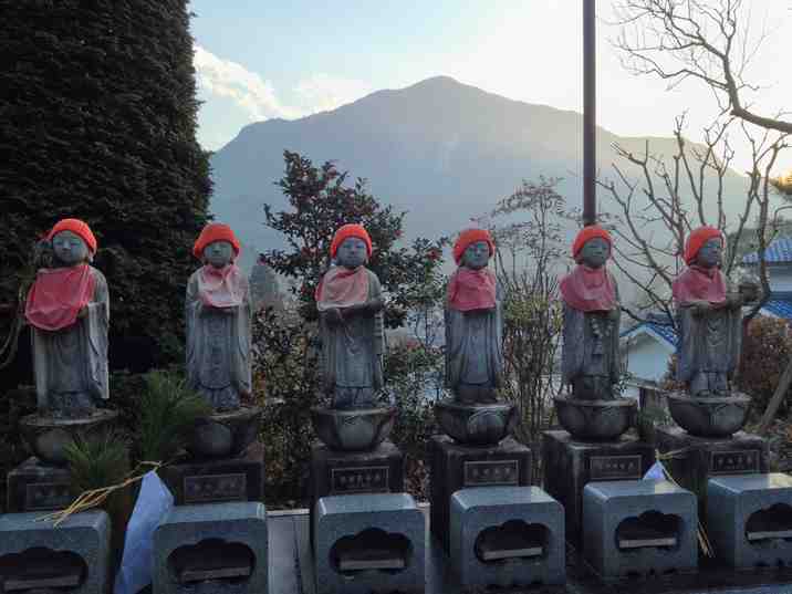 秩父札所六番ト雲寺武甲山をバックにするお地蔵様