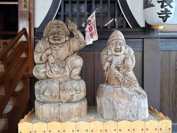 秩父札所七番法長寺観音堂脇の恵比寿様