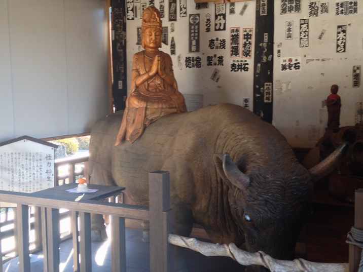 秩父札所十二番野坂寺の山門脇の牛の像
