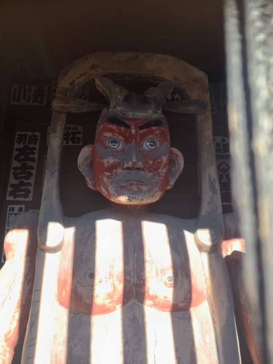 秩父札所二十二番童子堂の山門脇の仁王像