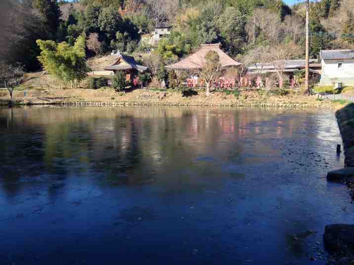 秩父札所二十五番岩谷山久昌寺の弁天池