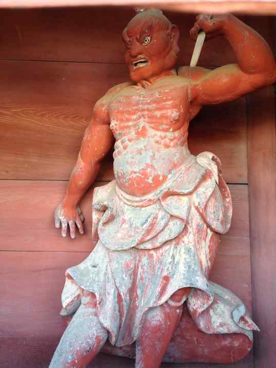 秩父札所二十五番岩谷山久昌寺の山門脇の仁王像