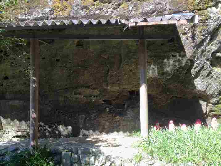 秩父札所三十一番観音院の鷹麿崖仏