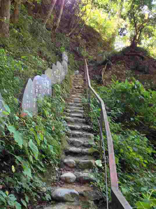 札所三十一番観音院の奥の院への石段