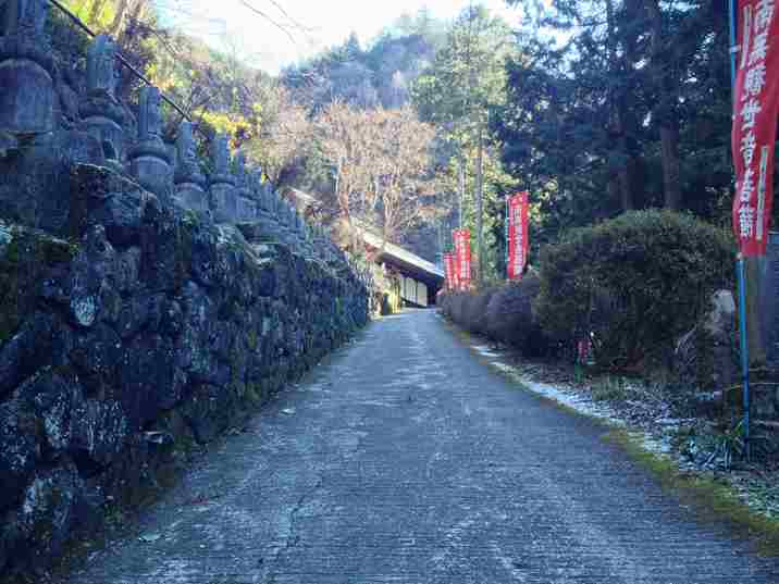 秩父札所三十四番水潜寺の三十三観音像