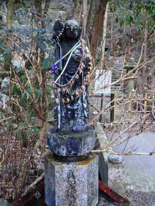 秩父札所三十四番水潜寺の水かけ地蔵